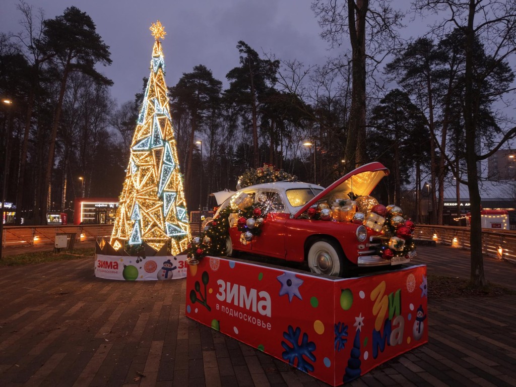 Лед, раздевалка, прокат и полный восторг: в парке «Пехорка» открылся каток, который не боится теплой зимы