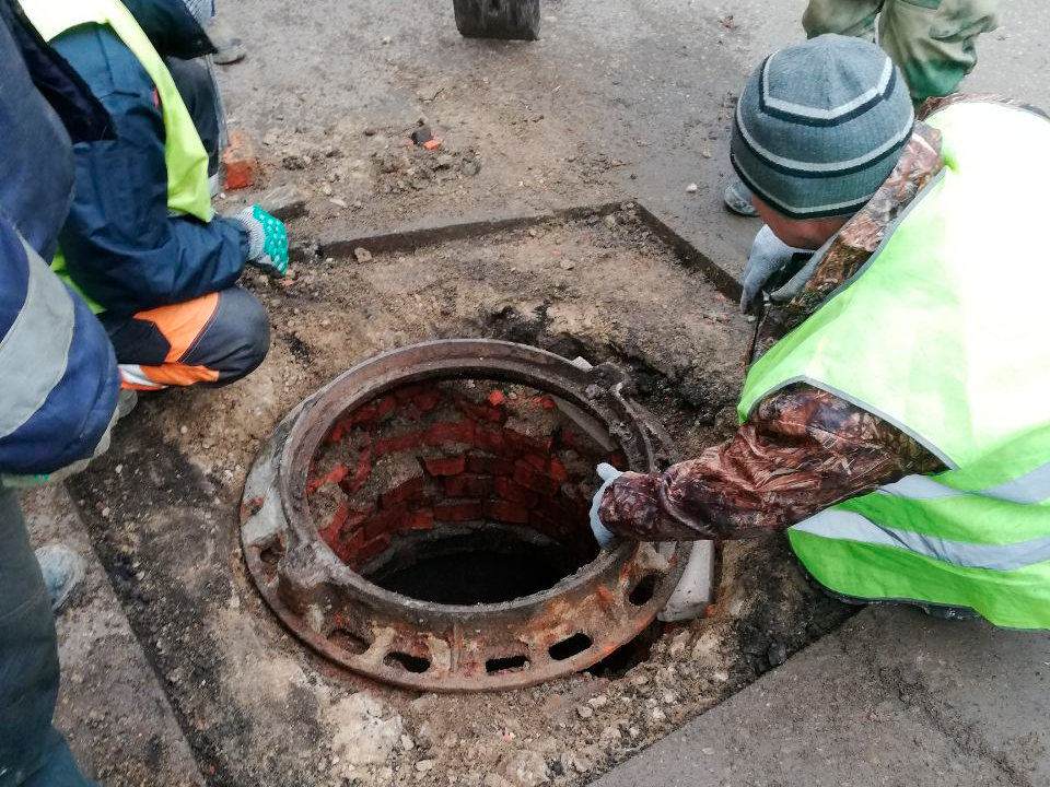 «Водоканал» за ноябрь отремонтировал 16 колодцев в округе