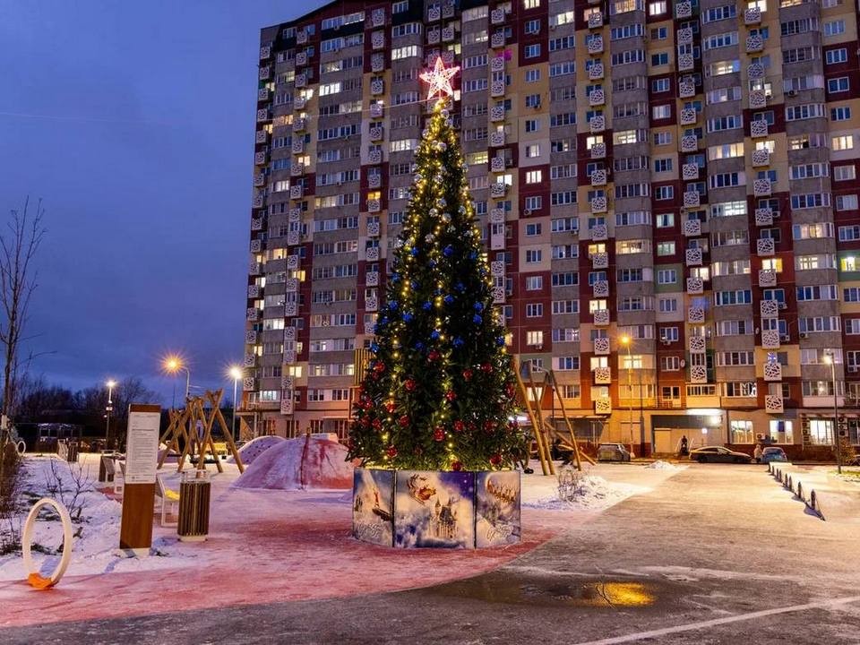 Во дворах Лобни установят 32 нарядные елки