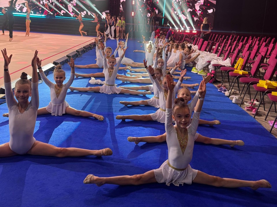 Волоколамские гимнастки выступили в номере певицы Валерии на гала-концерте в столице