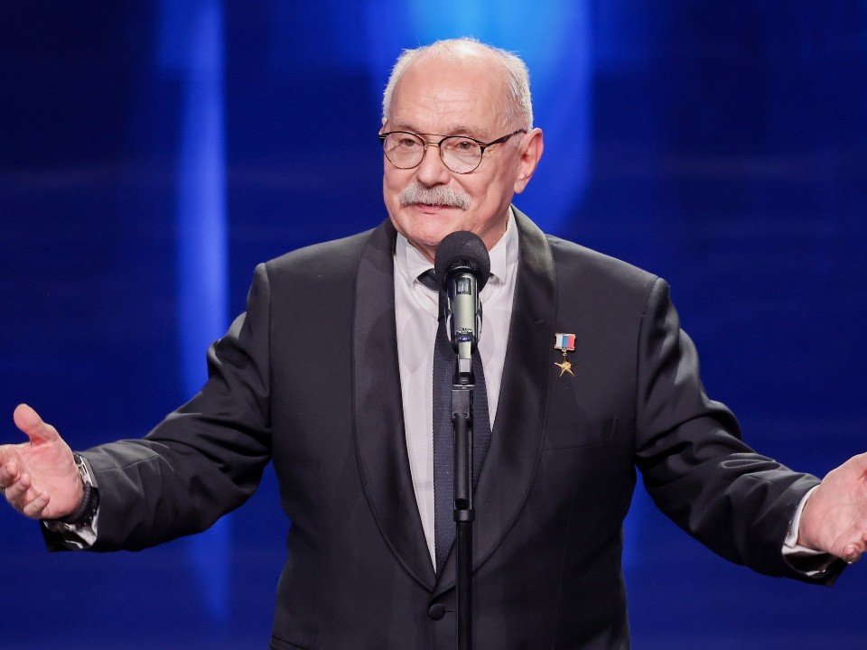 Высшая награда режиссеру: Путин вручил Никите Михалкову орден Андрея Первозванного