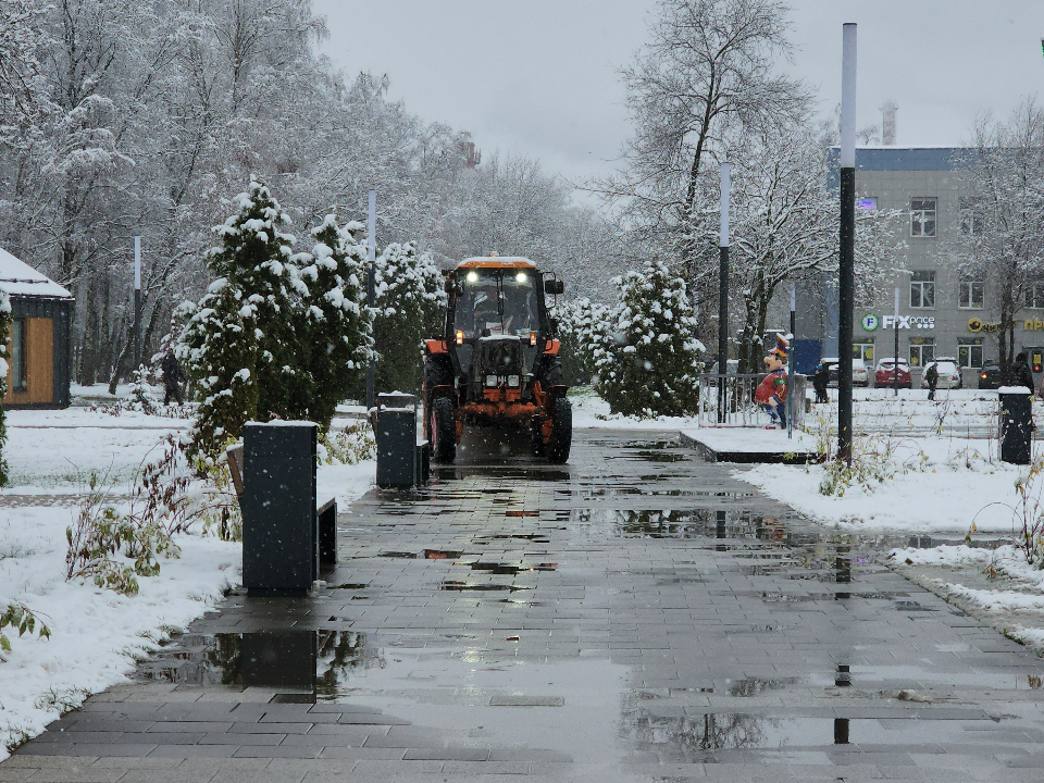 Дворники убирают снег, а УК готовят сюрпризы детям: как встречают зиму в городе