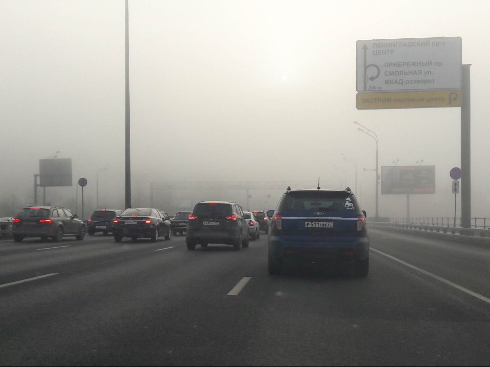 День, когда дорога исчезла: как густой туман провел стресс-тест для подмосковных автомобилистов в первый зимний день