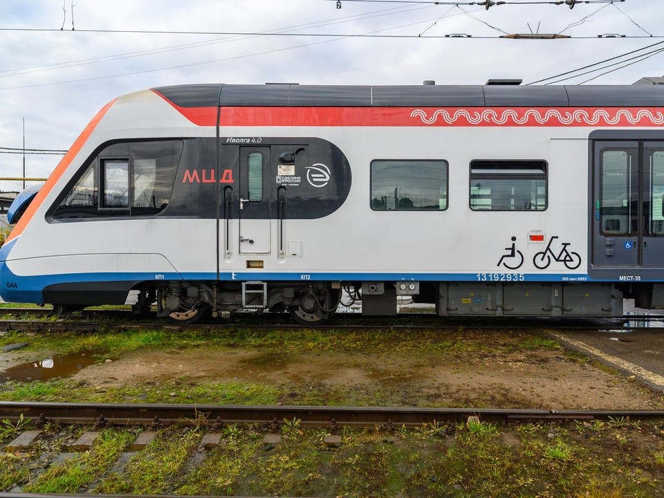 Электричка «Иволга» превратилась в движущийся арт-объект на подмосковных путях