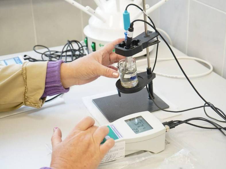 Есть ли жизнь на дне стакана: почему воду в Подмосковье проверили десятки тысяч раз за год