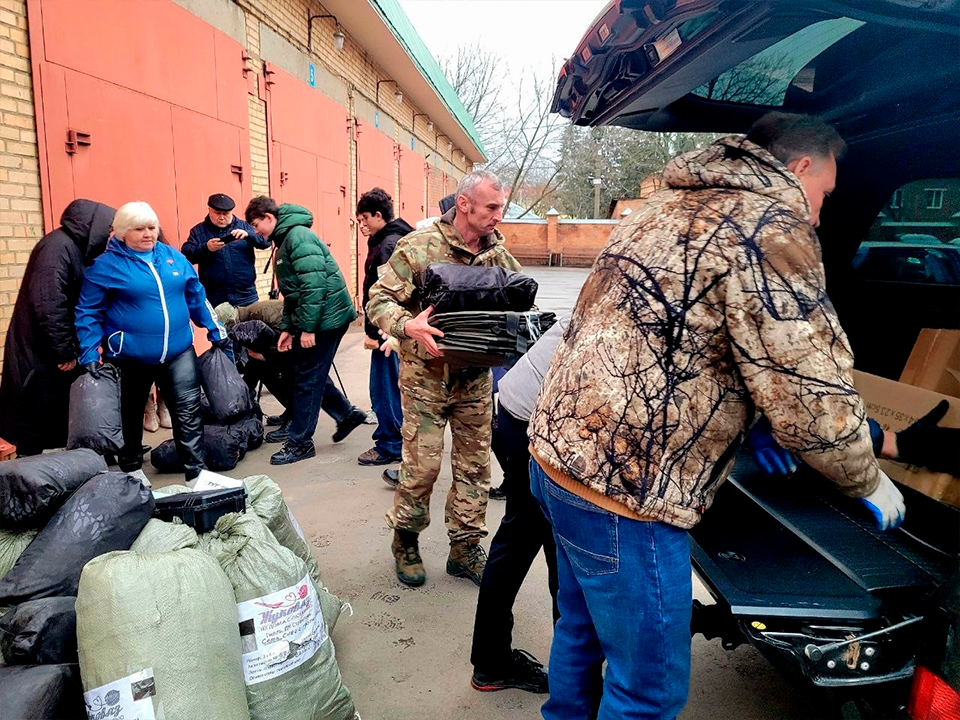 Мотоцикл, машину и 12 коробок пирогов отправили из Зарайска в зону СВО