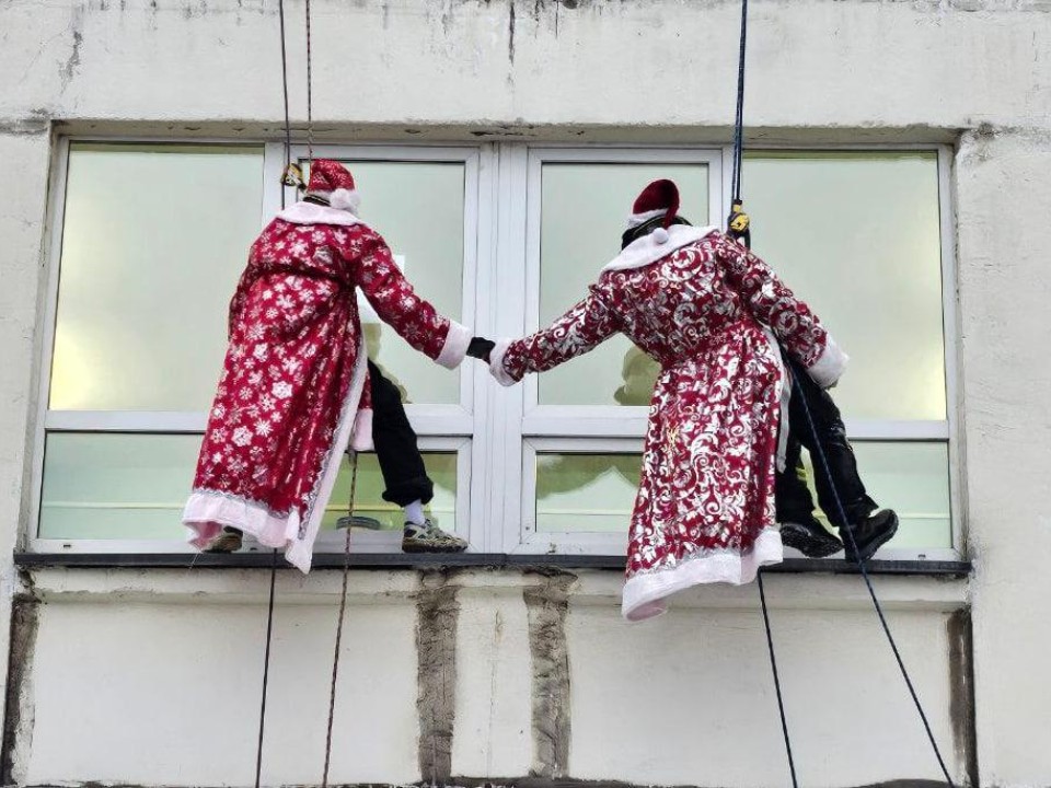 Новогодняя акция в Раменской больнице: как спасатели и студенты устроили праздник для маленьких пациентов