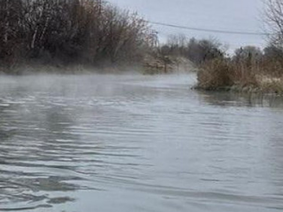 На реке Саминка установили боновые заграждения для предотвращения распространения загрязнений