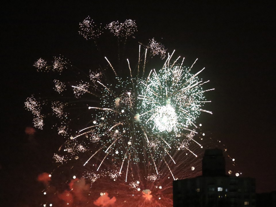 Салюты прямо на тротуаре: в Истре подростки пугают прохожих ночными взрывами