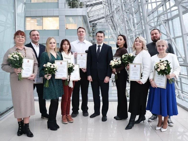 В белых халатах по красной дорожке: где награждали лучших медиков Подмосковья и как их напутствовал зампред Забелин