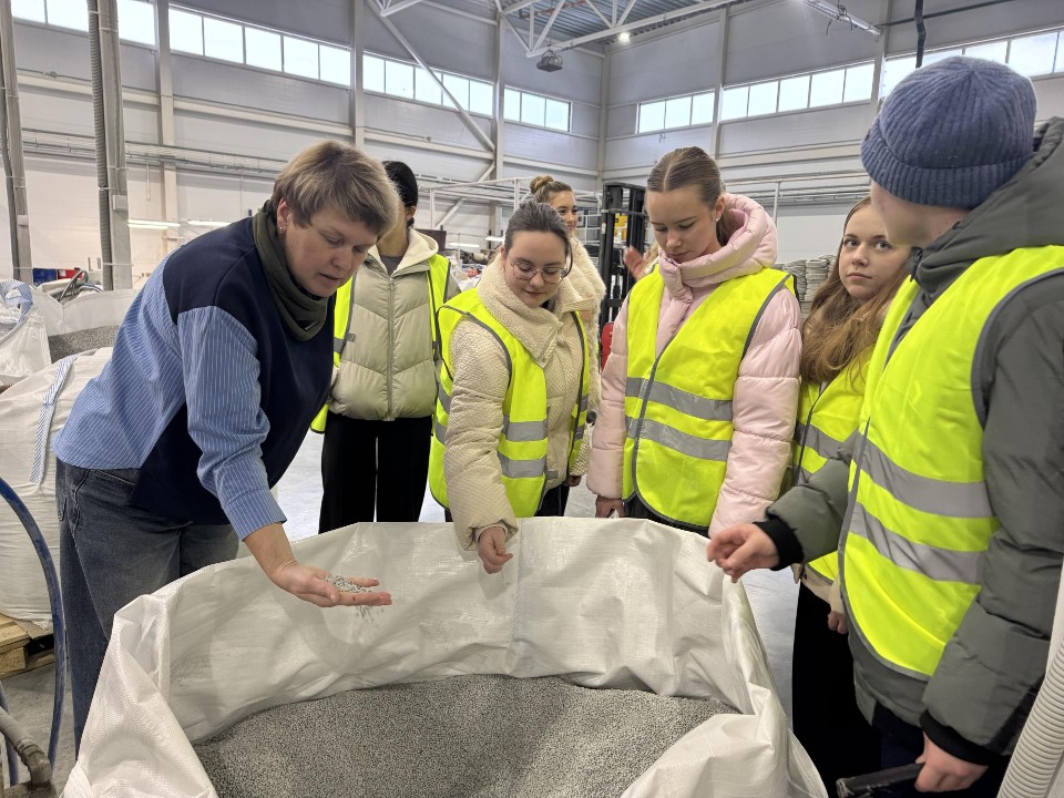 Школьники Шаховской увидели изнутри работу завода электроприборов