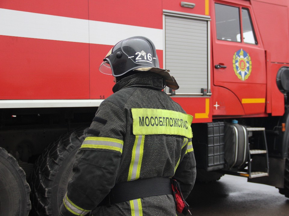 Пожарные ликвидируют возгорание в Тучкове