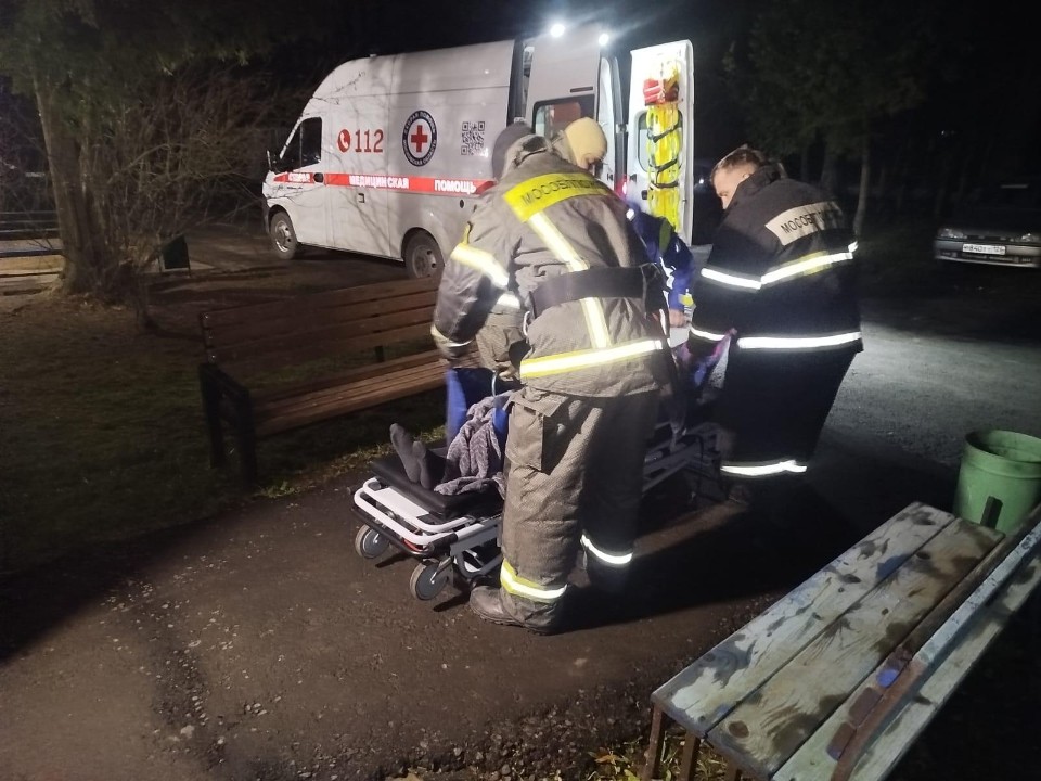 Задача для сильных рук: пожарные оказали нестандартную помощь медикам