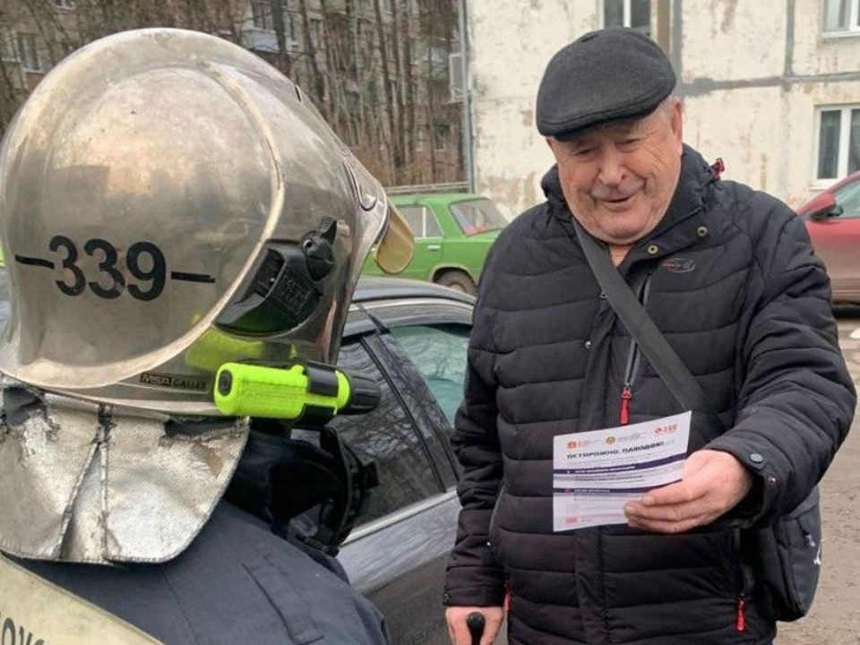 Инструктаж у порога: пожарные Мамонтовки рассказали, как не допустить зимний пожар