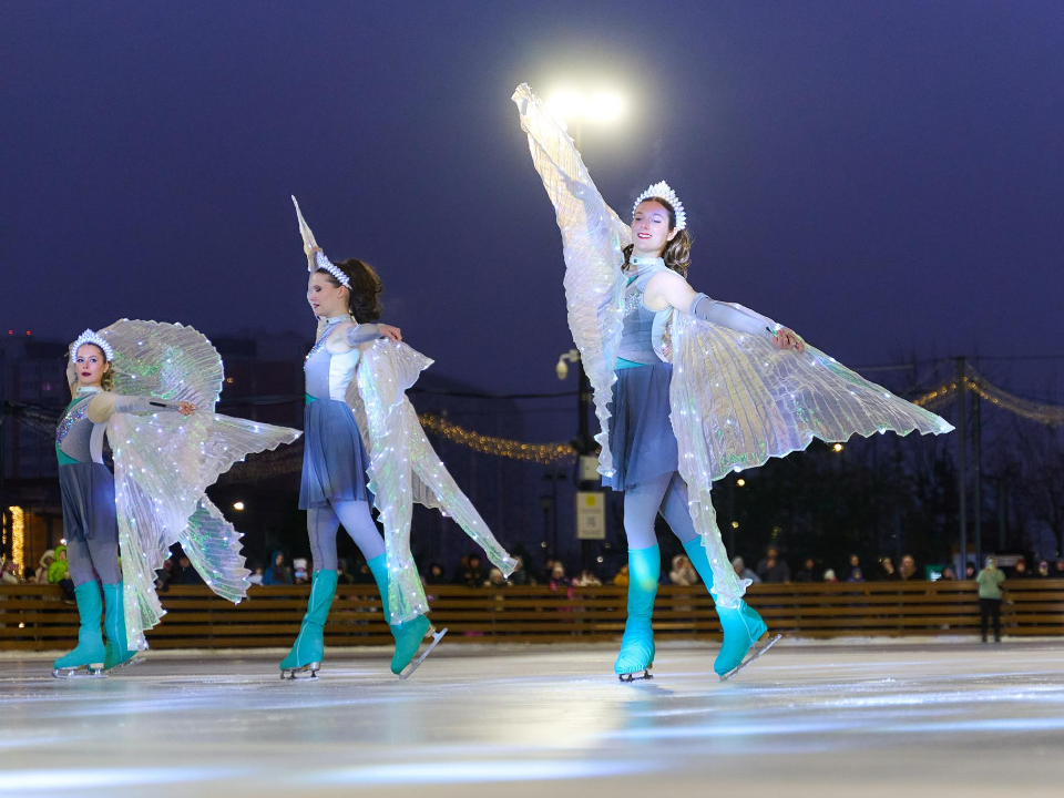 Скрипка, лед и эльфы: в Химках прошла праздничная шоу‑программа на катке