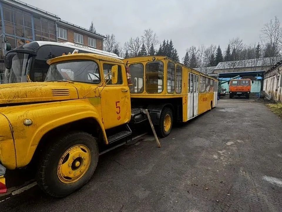 Легендарный тягач снова в деле: продажи редкого ЗИЛ с автопоездом из аэропорта начались в Подмосковье