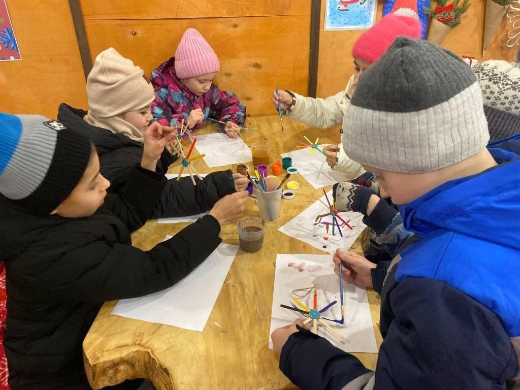 Полетели в Новый Год: праздник с мастер-классами отметили в парке Запрудни