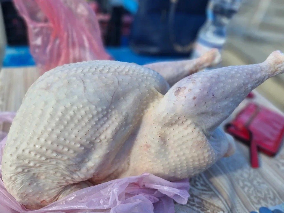 Белая пена в бульоне и невкусный запах? Срочно спасаем магазинную курицу от вредной «химии»