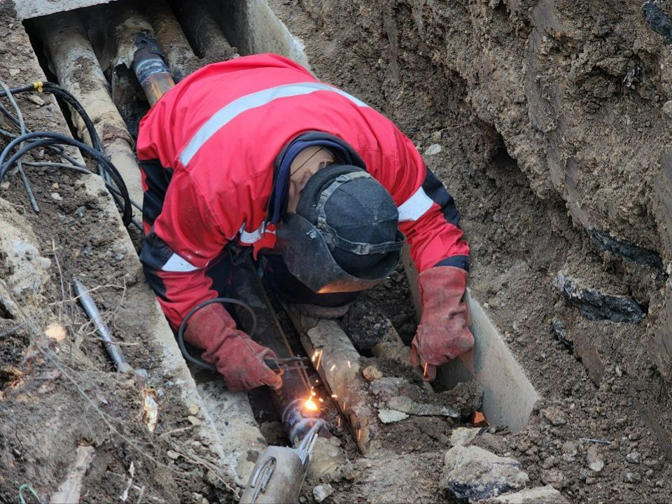 Прорыв на теплосети в Савостине устранят до 14:00