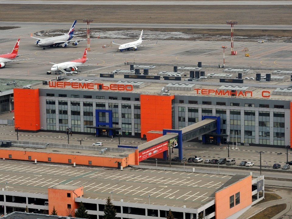 Задержки авиарейсов начались во время снегопада в столичных аэропортах