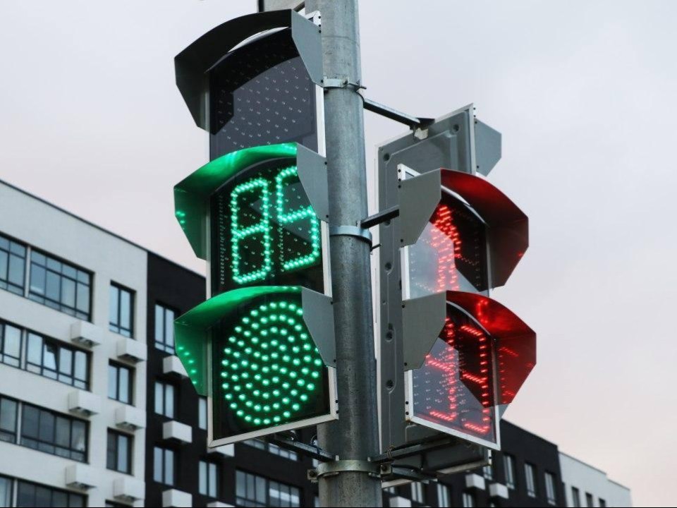 «Белая луна» для пешеходов: что изменили в работе светофоров в Подмосковье