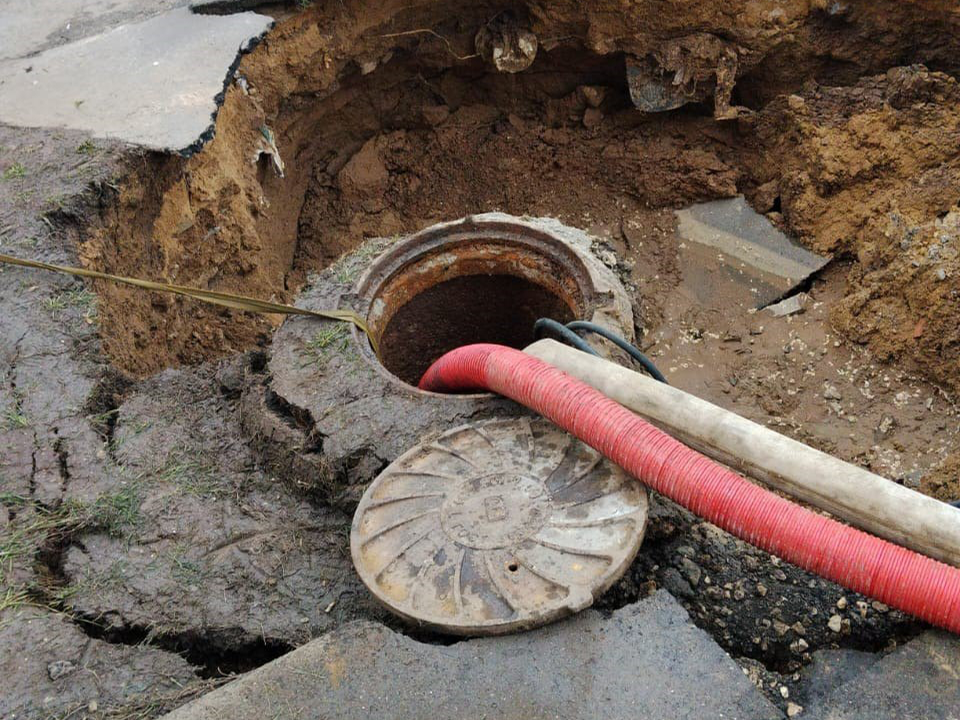 На проспекте Пацаева коммунальщики круглосуточно устраняют аварию на инженерных сетях