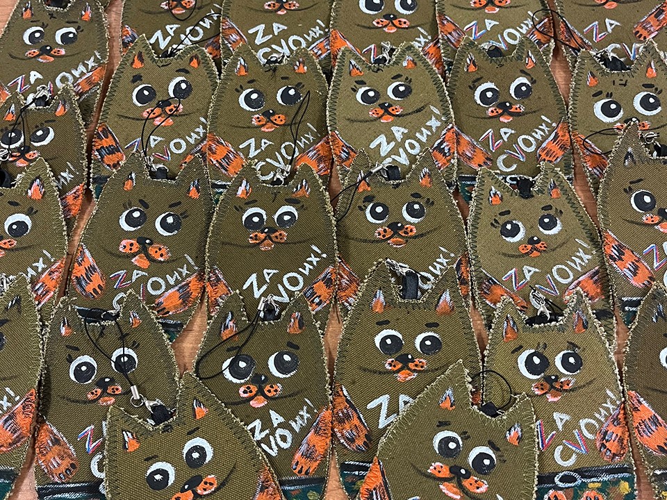 Котики-обереги: в Ступине шьют и рисуют талисманы для участников СВО