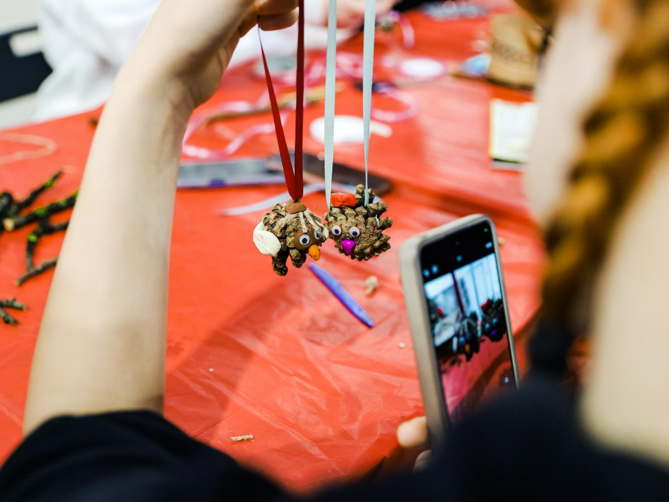 Школьники Химок создали новогодние игрушки из шишек и сушеных апельсинов на мастер-классе