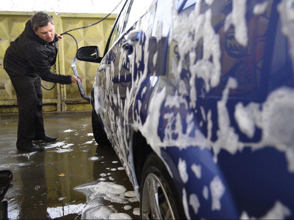 Как правильно мыть машину зимой: инструкция без лишних сложностей