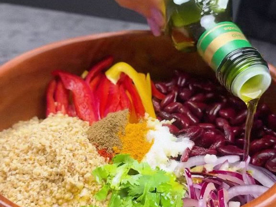 «В Грузии не варят фасоль»: ленивое лобио за 5 минут готовит фуд-блогер из Бронниц