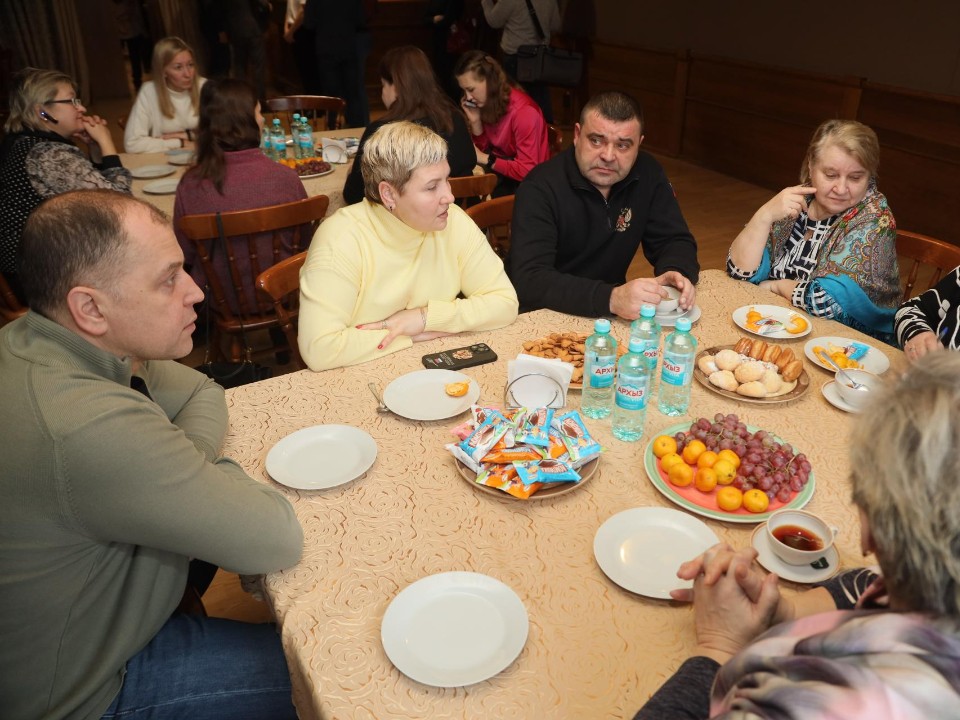 За чашкой чая: личные истории матерей героев СВО выслушали в Сергиево-Посадском округе