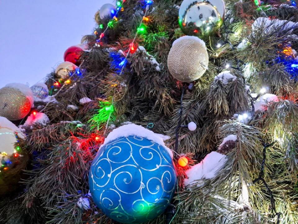 Это строго запрещено вешать на елку: какие игрушки считаются кощунственными — ответ священника