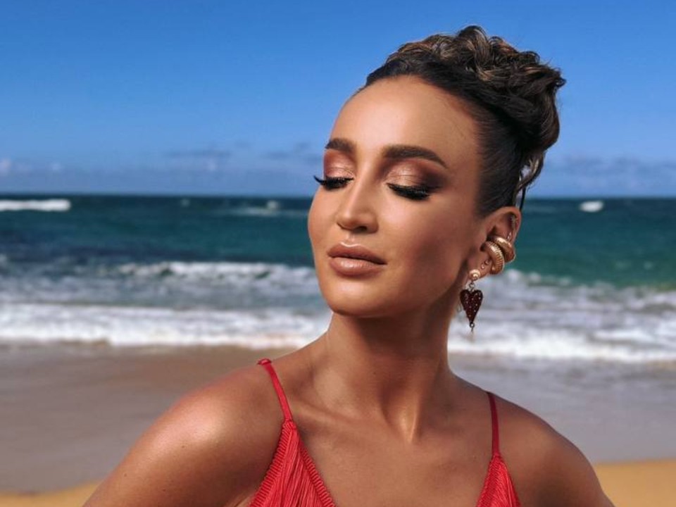 Бузова показала отпуск в Дубае и расплакалась из‑за семьи