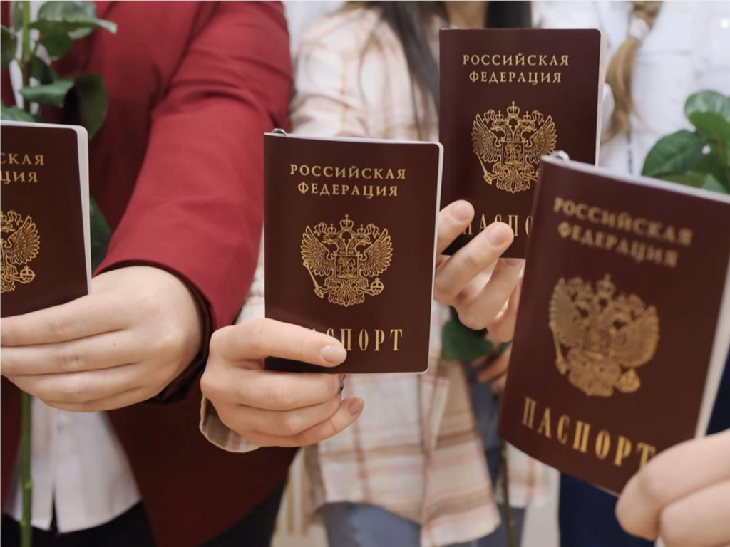 С паспортом в будущее: волоколамские подростки получили главный документ
