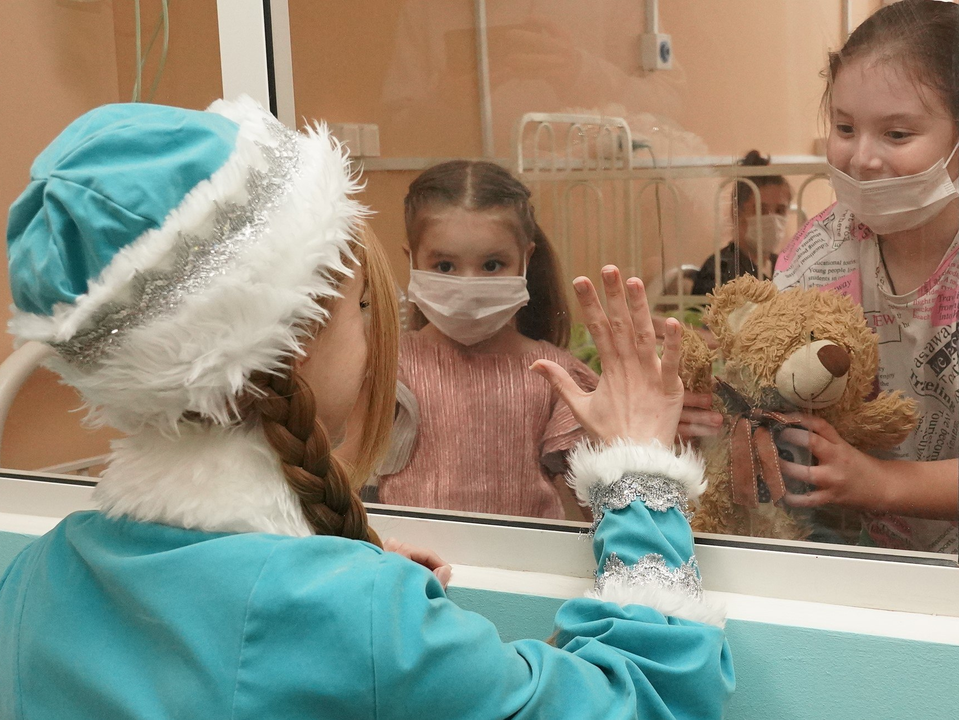 Дед Мороз в маске: как поздравили маленьких пациентов в «красной зоне»