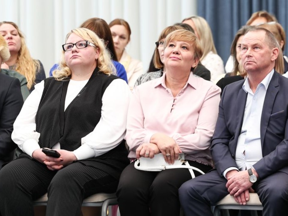 Хотите стать приемным родителем? Узнайте, как записаться в школу онлайн