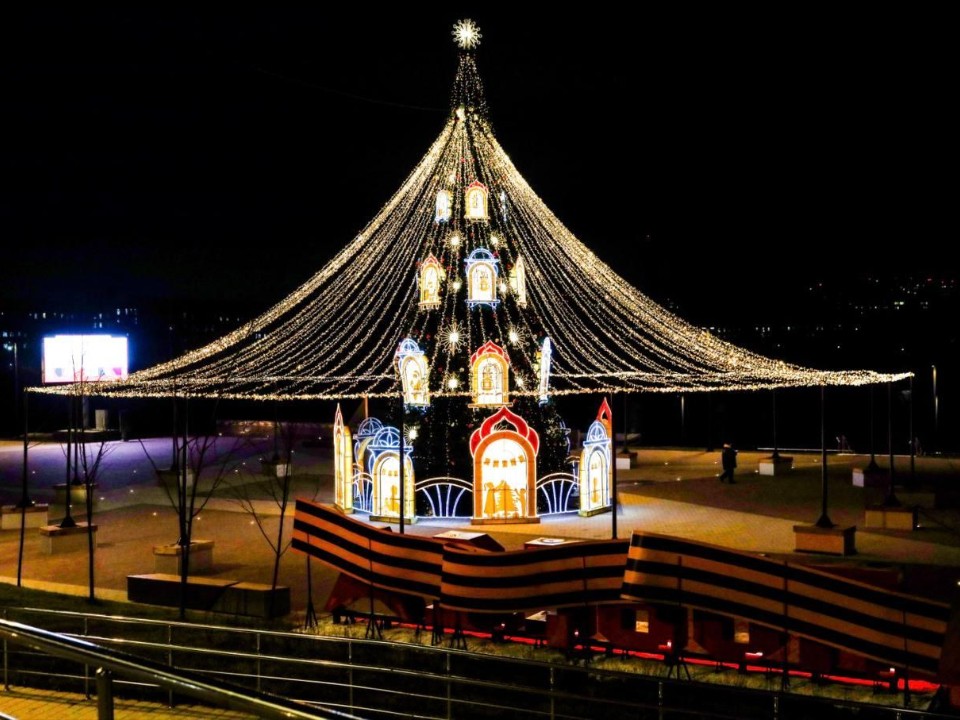 Главное украшение Нового года: 12-метровая ель засияла на площади Победы в Раменском