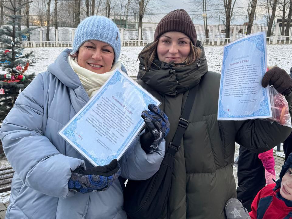 Рейтинг УК в Дзержинском вырос в один момент: достаточно было пригласить во двор настоящих Деда Мороза и Снегурочку