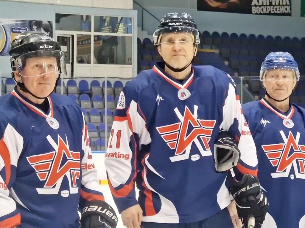 В Воскресенске ветераны хоккея встретились на льду, чтобы сразиться за звание сильнейших