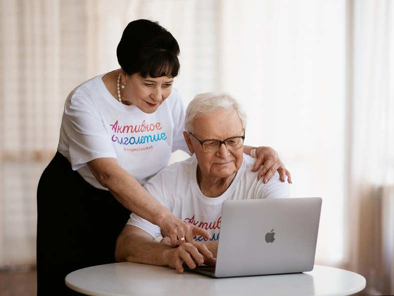 Встаньте, дети, встаньте в чат: подмосковные участники «Активного долголетия» освоят двухфакторную аутентификацию и станут гуру видосиков