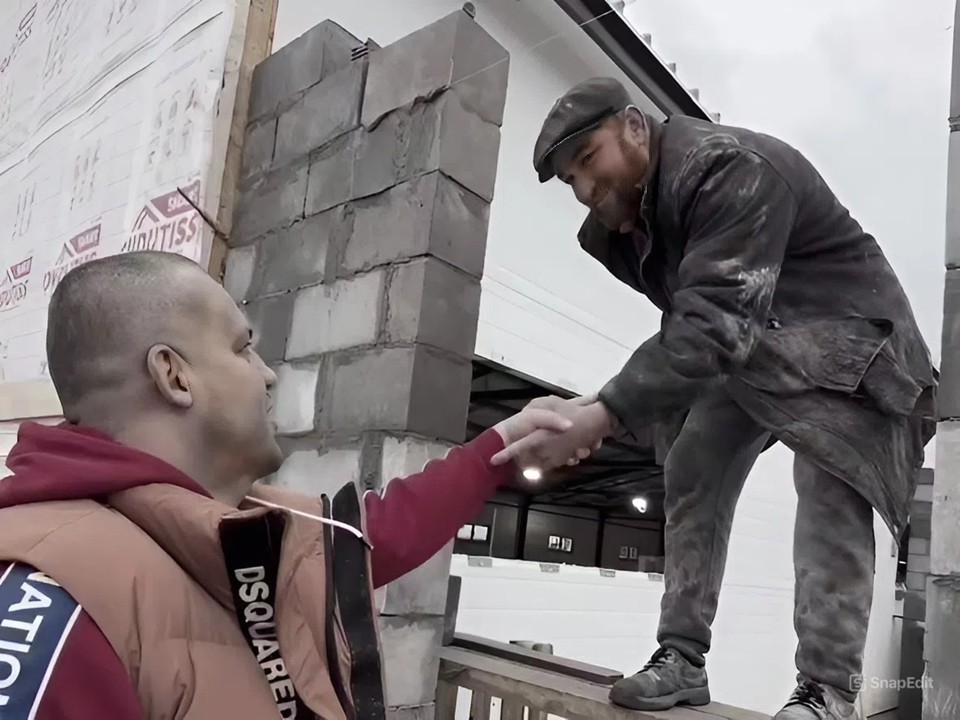 Работник без руки получил шанс благодаря неравнодушному меценату из Серпухова