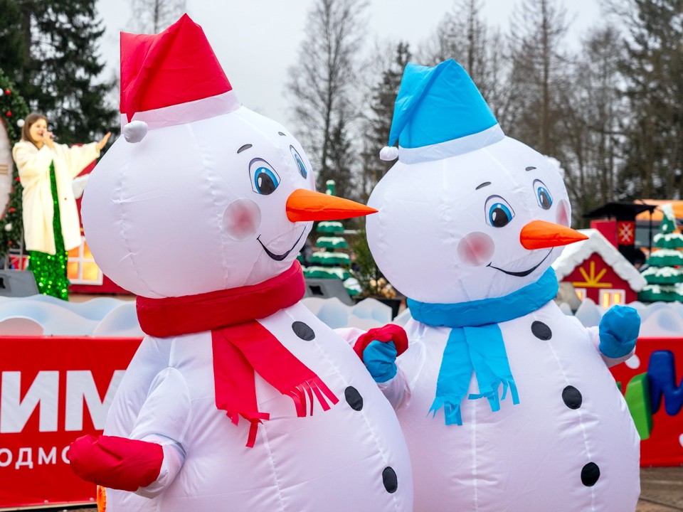 Ледовый каток открыт в Обухове — приходите всей семьей!