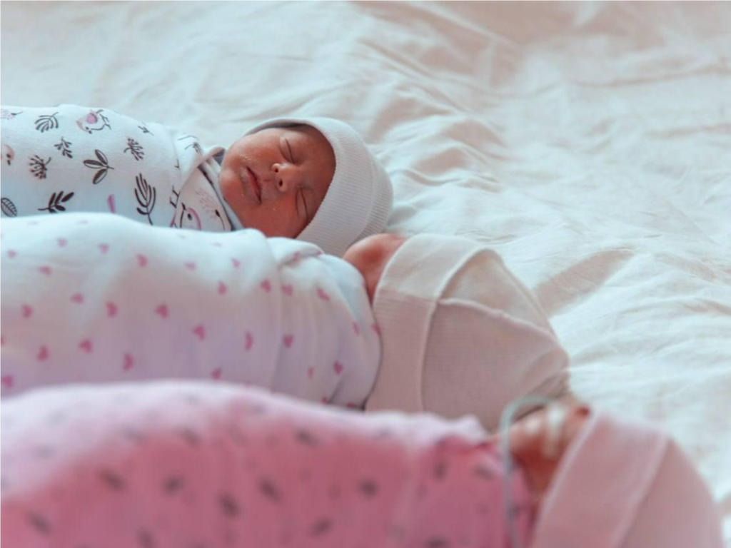 Работают аисты повышенной грузоподъемности: сколько в Подмосковье родилось двоен и троен и какая поддержка оказывается счастливым родителям