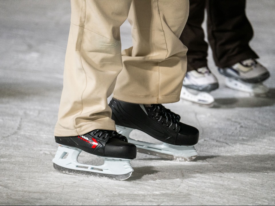 «Лучше перестраховаться»: отдыхающих призвали не кататься на коньках по диким водоемам