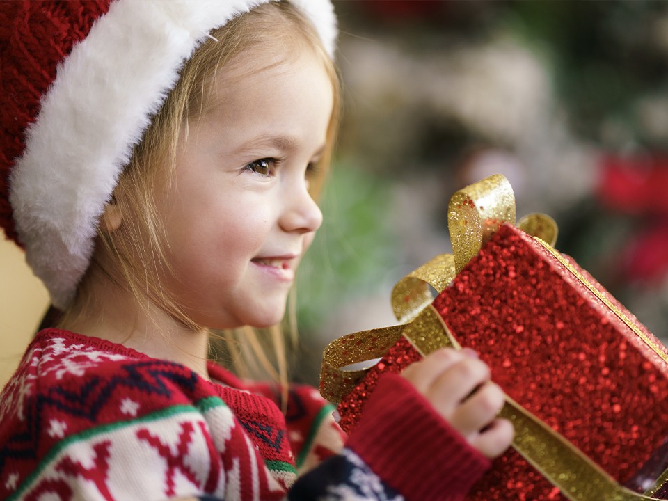 Книги, игрушки и даже экскурсии: какие подарки вручат детям в сложных обстоятельствах