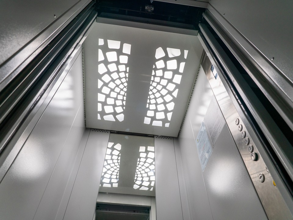 Больше никто не застрянет: в лифтах «Датского квартала» обновлены датчики