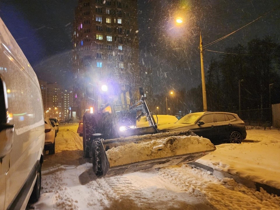 Коммунальные службы Балашихи устраняют последствия ночного снегопада