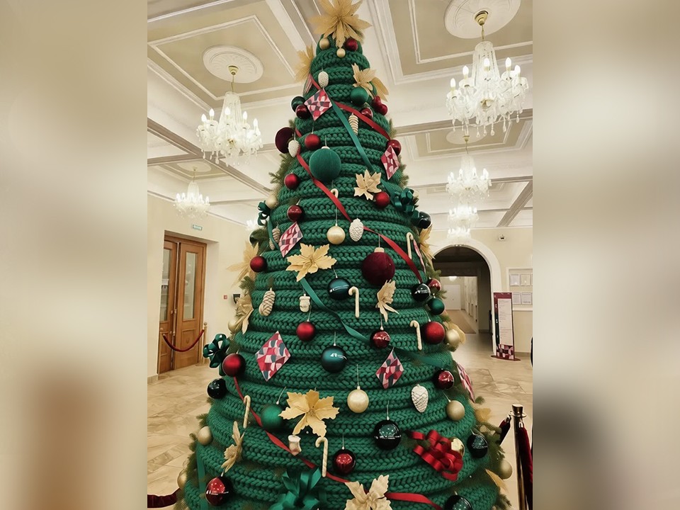 Нитки и нейросети: ДК Ступино отметил День вязания цифровой петельчатой елкой