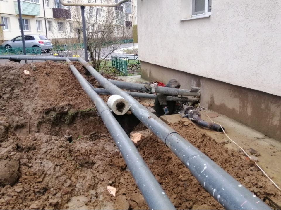 В Восходе убрали старую теплосеть: как новые трубы в подвале изменят жизнь дома № 4