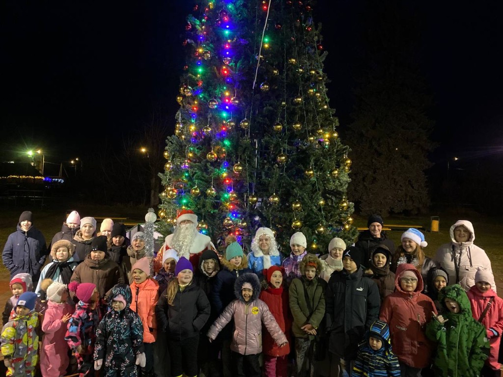 Огни на главной елке в Архангельском зажгли Дед Мороз и Снегурочка